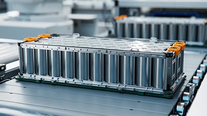 Et elbilsbatteri ligger på en produktionslinje i en batterifabrik
