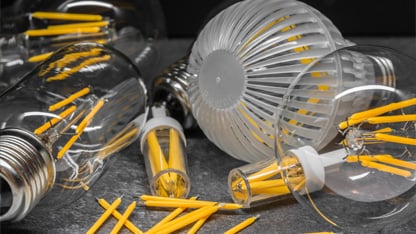 Et antal lyskilder ligger på et bord