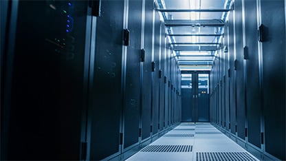 To rækker serverracks i et datacenter.